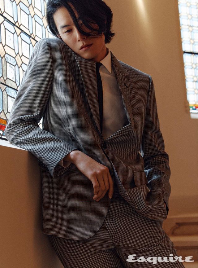 체크 재킷, 셔츠, 체크 팬츠, 타이 모두 셀린느 옴므.