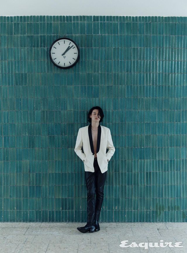 숄칼라 재킷, 레더 팬츠, 부츠 모두 셀린느 옴므.