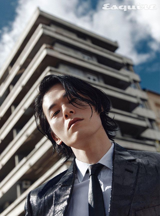 블랙 재킷, 셔츠, 타이 모두 셀린느 옴므.