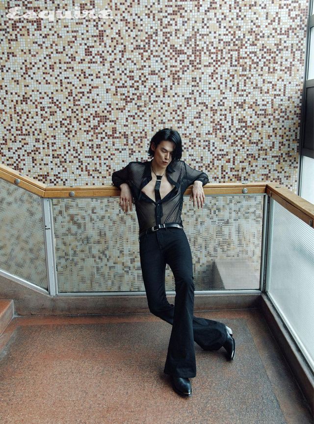 시스루 셔츠, 팬츠, 타이 네크리스, 벨트, 부츠 모두 셀린느 옴므.