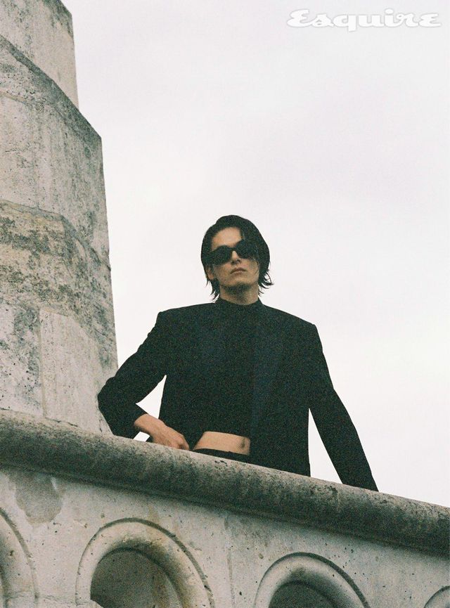 턱시도 재킷, 실크 스웨터, 선글라스 모두 셀린느 옴므.