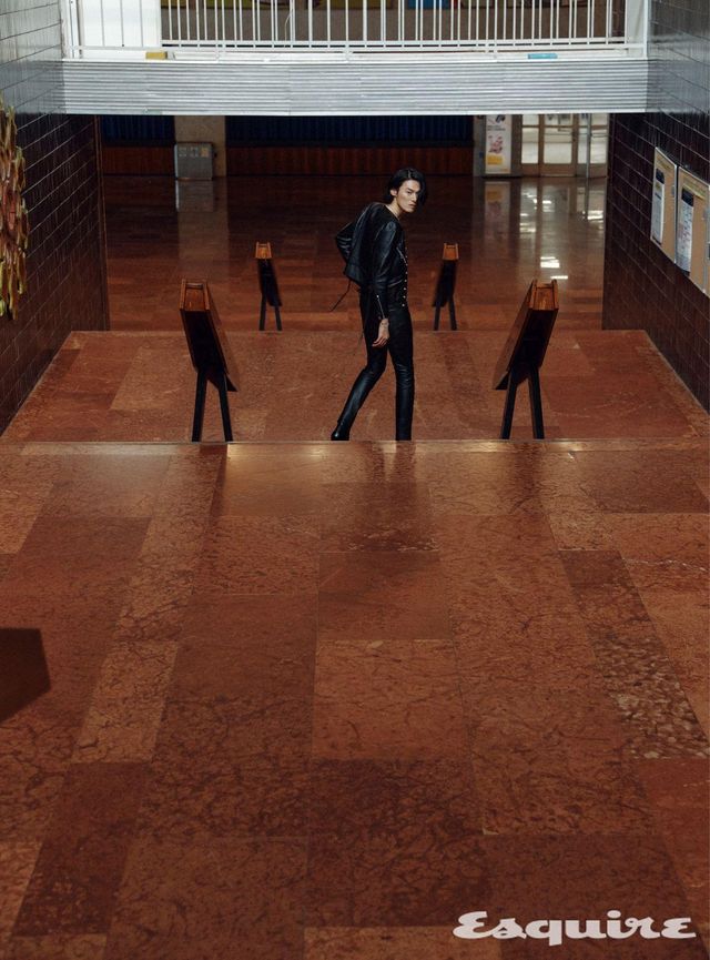 레더 재킷, 레더 팬츠, 부츠 모두 셀린느 옴므.