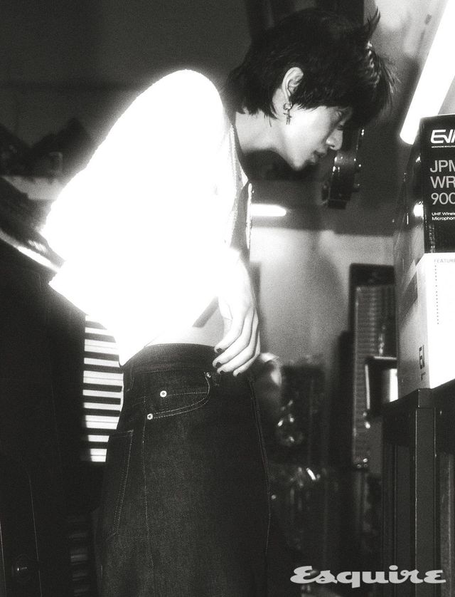 핫픽스 트위드 재킷 638만원 블루마린. 하이웨스트 데님 팬츠 150만원 로에베. 크로스 펜던트 크리올 이어링 53만원 돌체앤가바나.