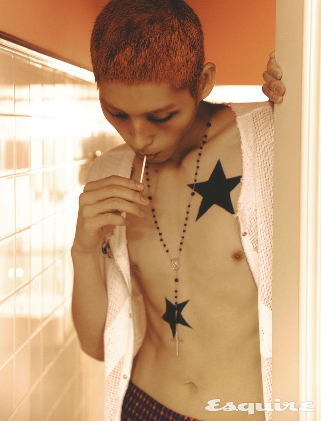 집업 로고 매시 베스트 가격 미정 1017 알릭스 9SM. 플레이드 복서 팬츠 5만 9000원 조거쉬. 젬스톤 장식 크로스 펜던트 네크리스 52만원 돌체앤가바나.