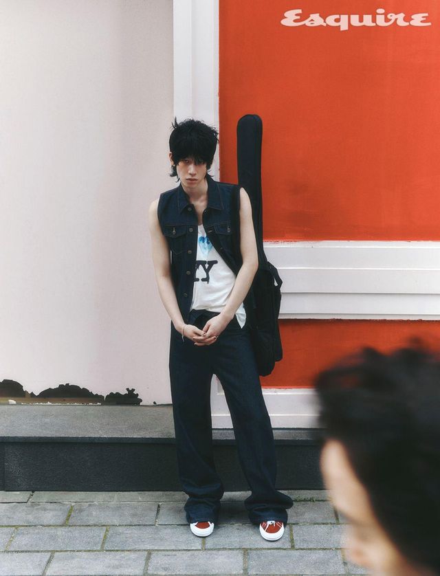 데님 베스트 65만2000원 웰던. 아이 러브 와이와이 슬리브리스 7만8000원 오픈와이와이. 하이웨스트 데님 팬츠 150만원 로에베. 원스타 프로 스니커즈 9만9000원 컨버스. 키 펜던트 브레이슬릿 가격 미정 구찌.