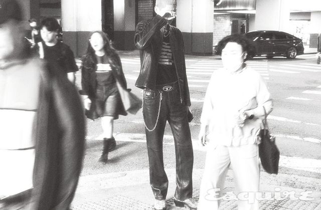 링클 레더 바이커 재킷, 레터링 자수 티셔츠, 컷아웃 링클 레더 팬츠, 빈티지 이펙트 레더 부츠 모두 디젤. 화이트·레드 로사리오 네크리스 각 2만9000원, 리오 실버 체인 11만9000원 모두 조거쉬.