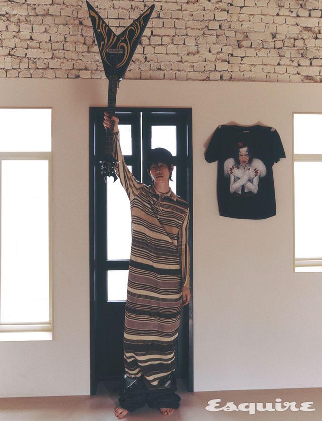 브라운 니트 드레스 가격 미정 보테가 베네타. 하이웨스트 데님 팬츠 150만원 로에베. 마릴린 맨슨 ‘ROCK IS DEAD’ 티셔츠 에디터 소장품.