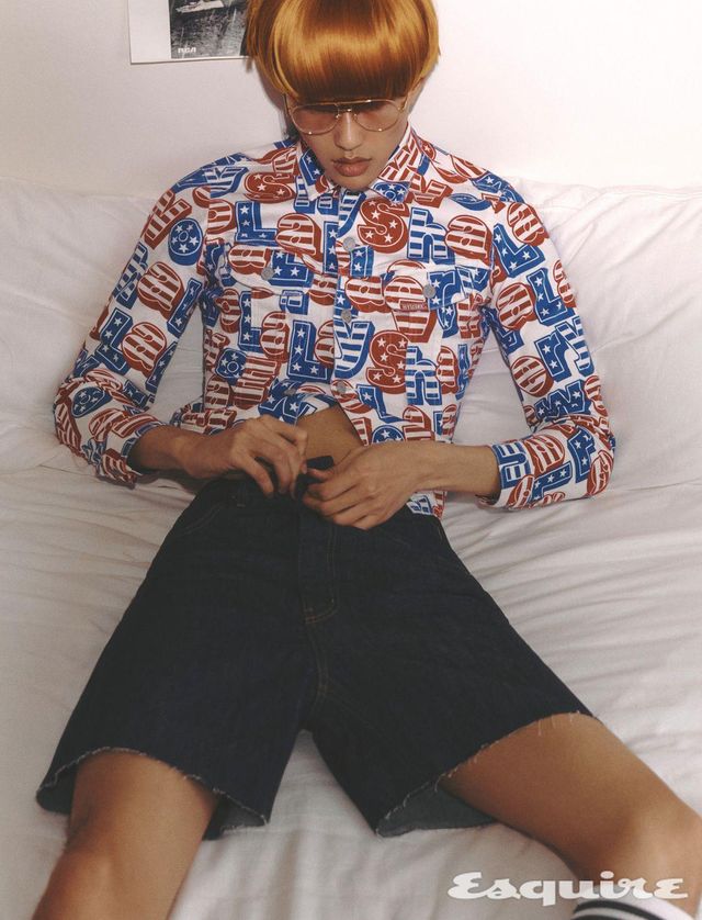 트러커 재킷 가격 미정 히스테릭 글래머. 크링클 데님 쇼츠 64만5000원 웰던. 투 브리지 보잉 골드 안경 가격 미정 보테가 베네타 by 케어링 아이웨어.