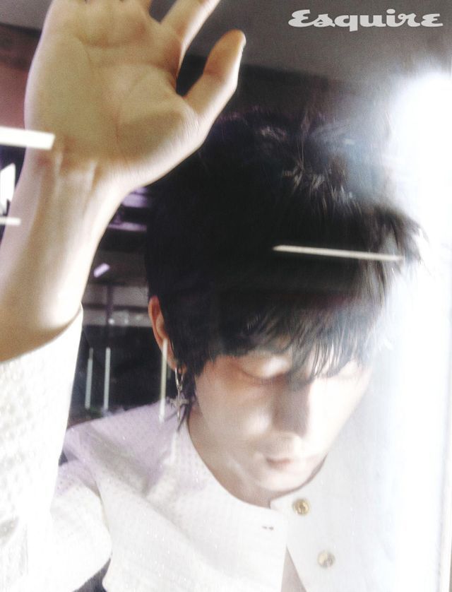 핫픽스 트위드 재킷 638만원 블루마린. 크로스 펜던트 크리올 이어링 53만원 돌체앤가바나.