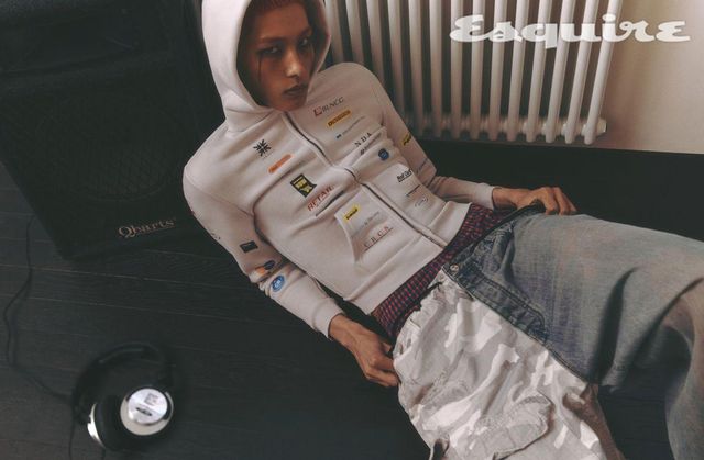 스몰 핏 후디, 하이브리드 배기팬츠 모두 가격 미정 발렌시아가. 플레이드 복서 팬츠 5만9000원 조거쉬.