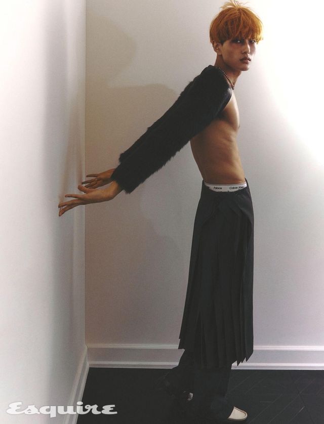 울 플레어 팬츠 가격 미정 어네스트 W. 베이커 by 10 꼬르소 꼬모 서울. 플리츠스커트 18만9000원 에옹쓰. 블랙 & 아이보리 홀스빗 1953 로퍼 130만원대 구찌. 볼 체인 펜던트 네크리스 48만원, 롱 체인 펜던트 네크리스 가격 미정 모두 비비안 웨스트우드. 볼레로 에디터 소장품.