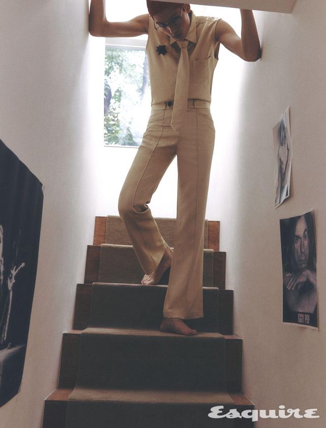 골드 새틴 슬리브리스 셔츠, 골드 새틴 플레어 팬츠, 타이, 레더 프레젠트 브로치 모두 어네스트 W. 베이커 by 10 꼬르소 꼬모 서울. 안경 에디터 소장품.