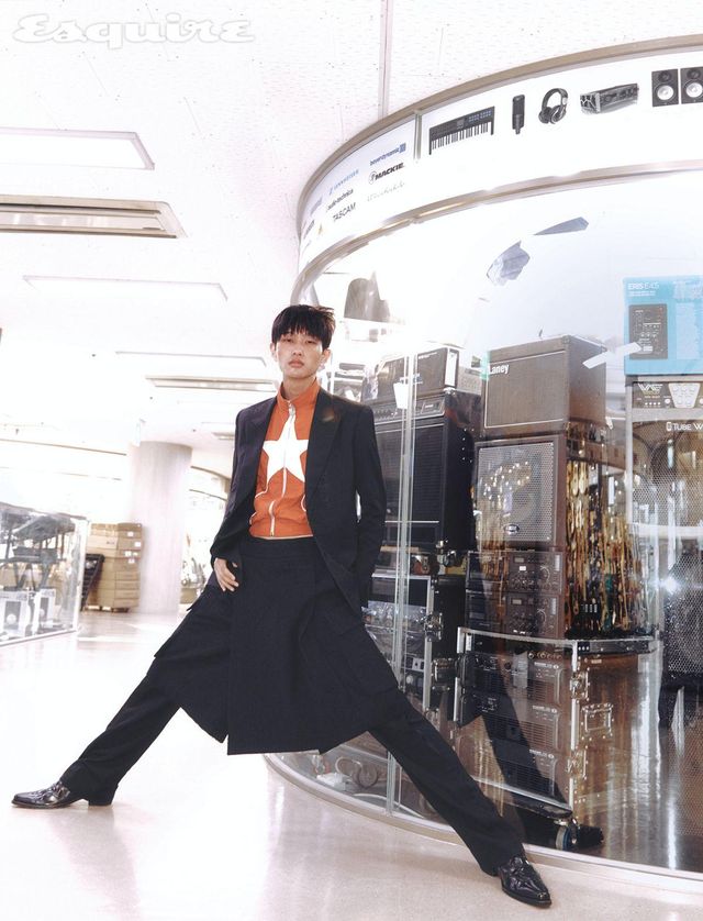 플라워 자카르 턱시도 재킷, 히든 플리트 턱시도 스트라이프 팬츠, 웨스턴 부츠 모두 가격 미정 지방시. 저지 가격 미정 바라간. 트위드 스커트 267만원 베르사체.