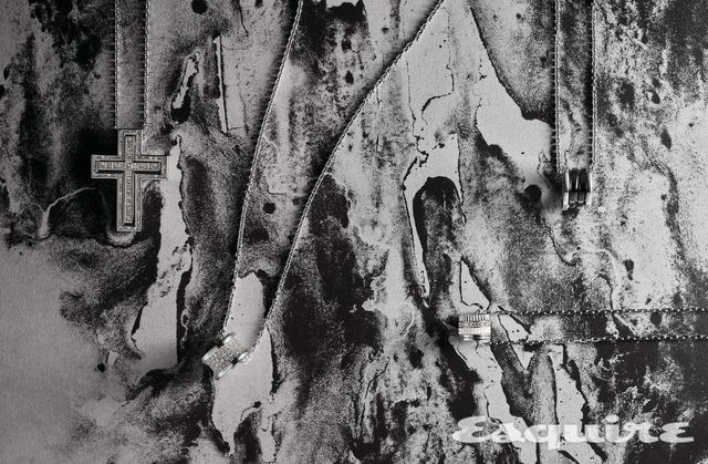 화이트 골드에 다이아몬드를 세팅한 벨 에포크 네크리스 가격 미정 다미아니. 콜로세움에서 영감받은 원형 펜던트에 다이아몬드를 파베 세팅한 비제로원 네크리스 1880만원 불가리. 다이아몬드를 세팅한 콰트로 더블 화이트 라지 펜던트 700만원대 부쉐론. 블랙 세라믹과 스털링 실버로 완성한 세이브더칠드런 네크리스 92만원 모두 불가리.