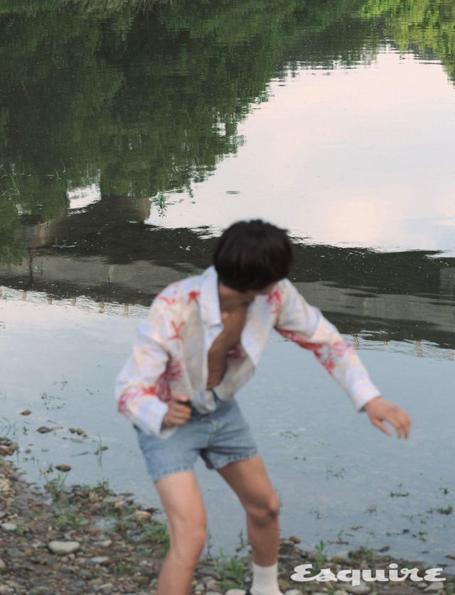 바로크 프린트 실크 셔츠 241만원 베르사체. 데님 쇼츠 가격 미정 보테가 베네타.