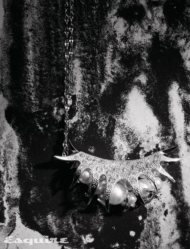 화이트 골드에 다이아몬드를 세팅하고 아코야 진주와 담수 진주를 장식한 식충 식물 모티브 데인저 트랩 다이아몬드 펜던트 가격 미정 타사키. 