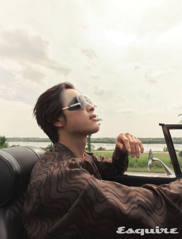 프린티드 비스코스 셔츠 가격 미정 드리스 반 노튼. 투 브리지 보잉 선글라스 가격 미정 생 로랑 by 케어링 아이웨어. 