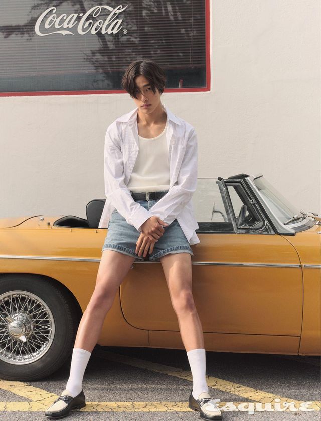 스트라이프 포플린 셔츠, 탱크톱, 데님 쇼츠, 레더 벨트 모두 가격 미정 보테가 베네타. 홀스빗 1953 로퍼 130만원대, 라이닝 삭스 가격 미정 모두 구찌. 