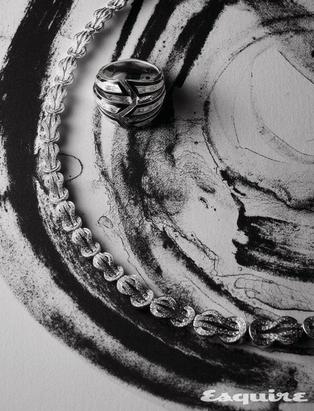 1464개의 브릴리언트 컷 다이아몬드를 세팅한 화이트 골드 샹스 인피니 크레이지 8 네크리스 가격 미정 프레드. 블랙 에나멜 소재에 테이퍼드 바게트 컷 다이아몬드를 세팅한 다이너마이트 에나멜 봄베 링 가격 미정 스티븐 웹스터.