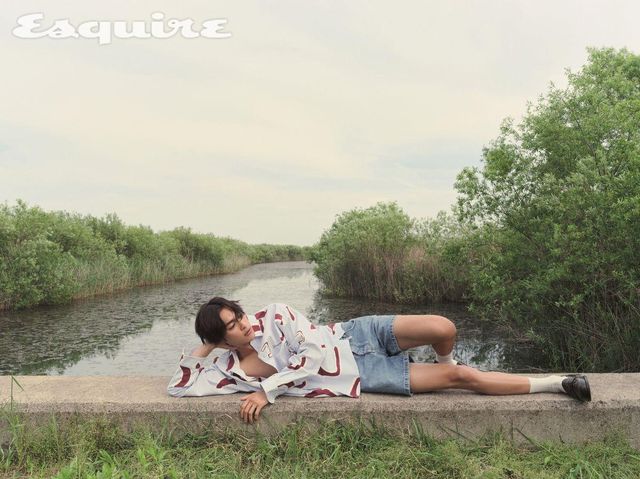 모노그램 프린트 셔츠 가격 미정 자크뮈스. 데님 쇼츠 가격 미정 보테가 베네타. 브라운 레더 로퍼 가격 미정 프라다.