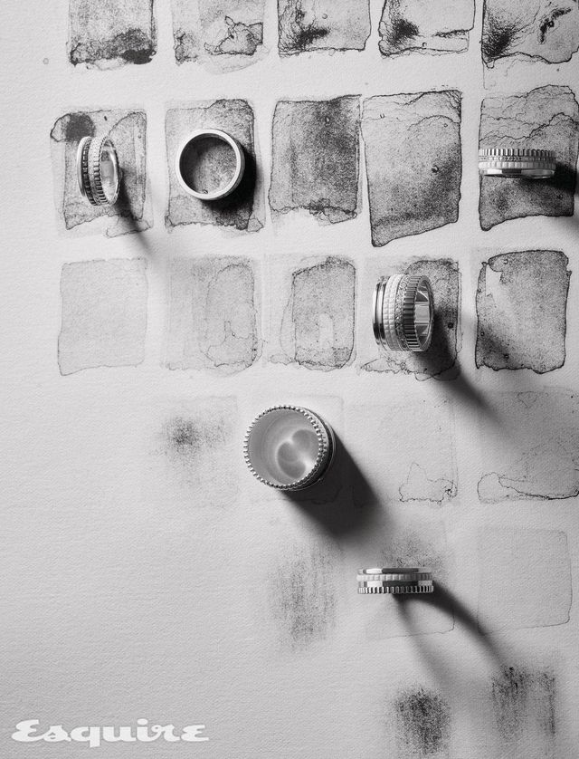 (왼쪽 위부터) 콰트로 블랙 다이아몬드 스몰 링 1000만원대, 콰트로 더블 화이트 스몰 링 600만원대, 콰트로 더블 화이트 다이아몬드 스몰 링 1000만원대, 콰트로 더블 화이트 다이아몬드 라지 링 1000만원대, 콰트로 블랙 라지 링 800만원대, 콰트로 더블 화이트 웨딩 밴드 300만원대 모두 부쉐론. 