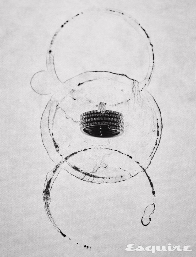 다이아몬드를 촘촘히 세팅한 다섯 개의 줄 위 플로팅 다이아몬드가 눈에 띄는 블라스트 블랙 골드 링 2272만원 레포시. 
