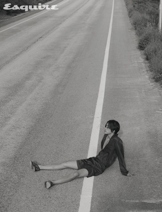 새틴 파자마 셔츠, 쇼츠 모두 가격 미정 톰 포드. 앤디 디메져 레더 로퍼 325만원 벨루티. 래리어트 실버 네크리스 가격 미정 에르메스.