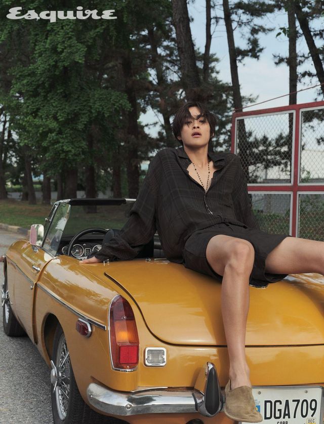 다크 브라운 체크 셔츠 가격 미정 르메르. 쇼츠 가격 미정 에르메스. 스웨이드 폴리오 슬리퍼 110만원 로에베. 크로스 펜던트 네크리스 52만원 돌체앤가바나.