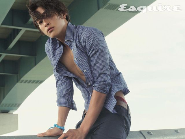 블루 체크 셔츠, 네이비 팬츠, 버건디 브리프, 로프 브레이슬릿 모두 가격 미정 미우미우.