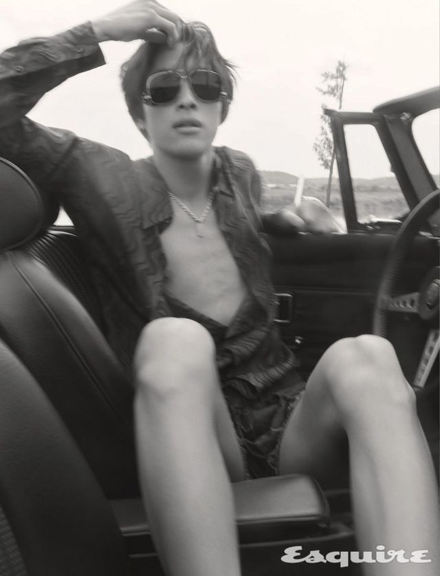 프린티드 비스코스 셔츠, 벨티드 쇼츠 모두 가격 미정 드리스 반 노튼. 투 브리지 보잉 선글라스 가격 미정 생 로랑 by 케어링 아이웨어. 펜던트 체인 네크리스 가격 미정 디올 맨.