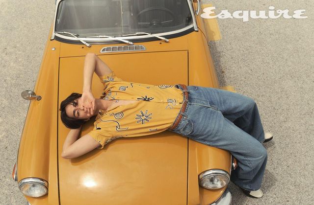 옐로 스파이럴 프린트 셔츠, 데님 팬츠 모두 가격 미정 자크뮈스. 홀스빗 1953 로퍼 130만원대 구찌. 레더 위빙 벨트 가격 미정 프라다.