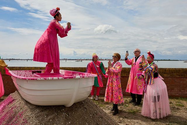 이탈리아 베니스의 한 무인도에서 열린 〈핑키핑키 굿: 산 자코모의 내일을 향한 도약〉의 한 장면. ©안은미컴퍼니
