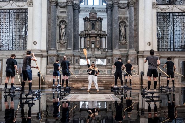 웅장한 베니스의 예배당 ‘바실리카 디 산 로렌초’에 아티스트 라타이 타우모에포와 엘리사페타 히네모아의 커미션 작품들을 전시한 〈Re-Stor(y)ing Oceania〉 역시 바다와 섬의 역사를 재구성하는 작업이다. ©Giacomo Cousa