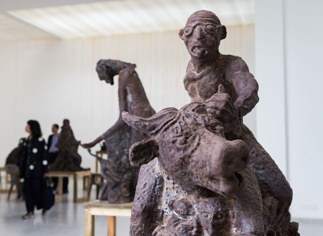 네덜란드 파빌리언에서 열린 CATPC와 렌초 마르텐스, 히참 칼리디의 〈The International Celebration of Blasphemy and the Sacred〉(2024) 전시 전경. ©Peter Tijhuis.