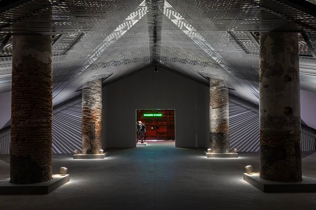 황금사자상을 수상한 마타아호 컬렉티브의 작품 ‘Takapau’(2022) 역시 자발적이고 토착적인 예술에 포함될 것이다. ©Marco Zorzanello