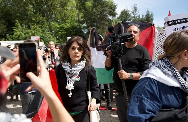 자르디니 본관에서 열린 프로 팔레스타인 시위대의 모습. 아티스트, 큐레이터, 미술 기자 등으로 이뤄진 약 70명의 시위대가 미국과 이스라엘 파빌리온 앞에서 시위를 벌였다. ©박세회