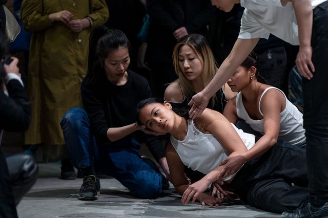 공적 공간에서 아시아인들을 대상으로 벌어진 인종차별의 순간을 형상화한 아이작 충와이의 작품 ‘Falling Reversly(거꾸로 쓰러지기)’. ©ANDREA AVEZZÙ