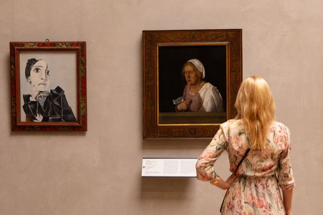 피카소가 그린 연인 도라 마르와 조르지오네가 그린 어머니로 추정되는 나이든 여성의 그림이 병치된 전시 전경. ©Gallerie dell’Accademia in Venice, Michael Werner Gallery, New York, London, Berlin