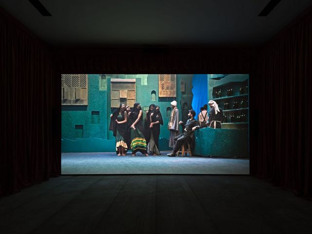 영상과 함께 다양한 조형물이 함께 전시된 이집트 파빌리언 와엘 샤키의 〈Drama 1882〉(2024) 역시 이번 전시에서 가장 큰 관심을 받은 곳 중 하나였다. 