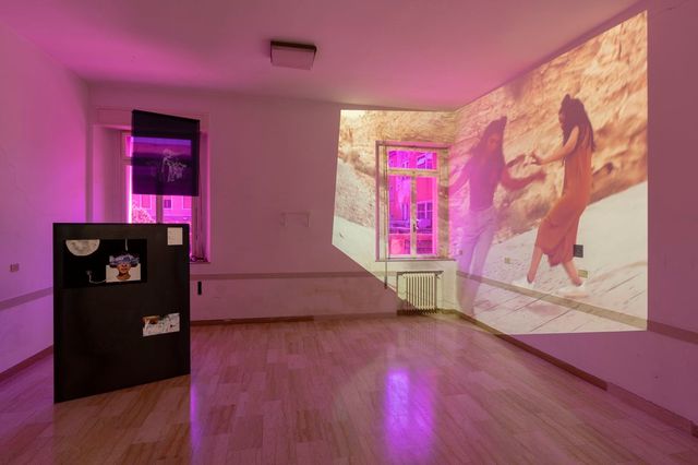 17세기 바로크 양식으로 증축된 소병원과 성당의 복합건물에서 열린 〈Nebula〉의 전시 중 바젤 압바스와 루안 아부라메가 협업한 ‘우리가 불이 되고, 불이 우리가 될 때까지 (Until We Became Fire and Fire Us)’(2023)의 설치 전경. ©Lorenzo Palmier