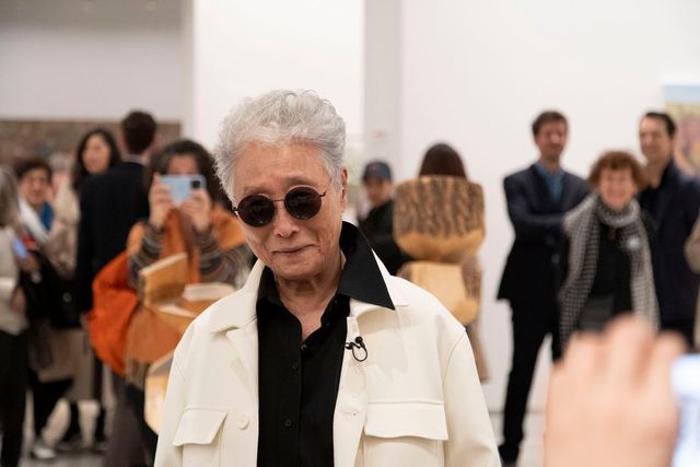 자르디니 센트럴 파빌리언에서 열린 본전시 작가로 선정된 김윤신 작가는 프리뷰 기간 내 멋진 재킷에 선글라스를 착용하고 국내외 프레스를 상대하며 눈길을 끌었다. ‘전기톱의 조각가’로 불리는 작가의 터프한 매력이 관중마저 사로잡았다. ©박세회