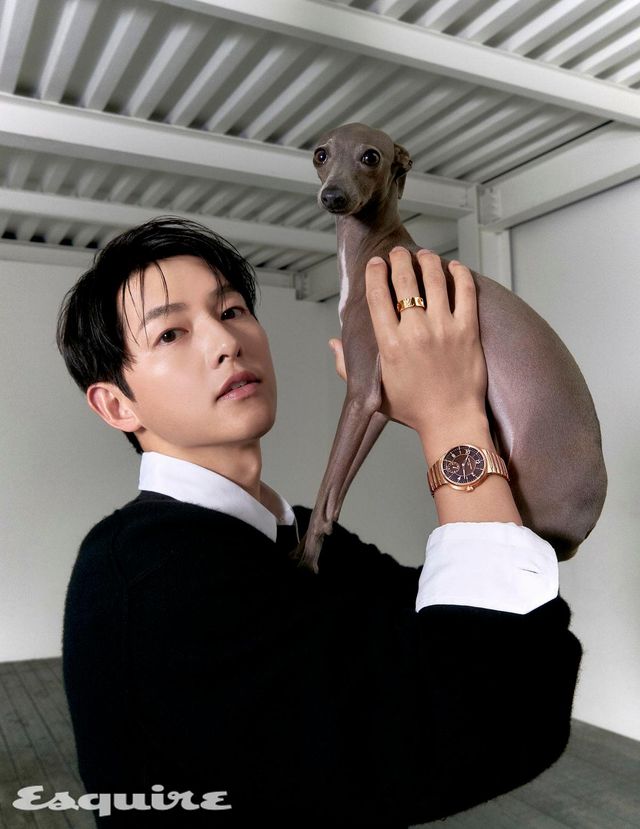 스웨터, 셔츠, 오토매틱 칼리버 LFT023을 탑재한 40mm 로즈 골드 케이스의 땅부르 워치, 옐로 골드 앙프렝뜨 링 모두 루이 비통.