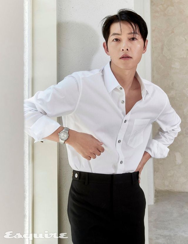 셔츠, 팬츠, 오토매틱 칼리버 LFT023을 탑재한 40mm 스틸 케이스의 땅부르 워치 모두 루이 비통.