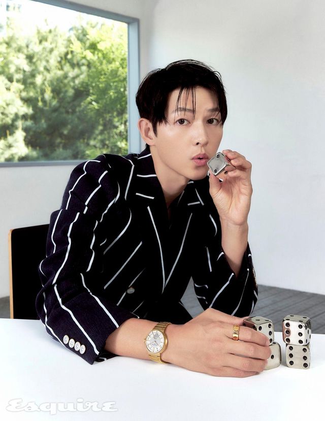 스트라이프 재킷, 오토매틱 칼리버 LFT023을 탑재한 40mm 옐로 골드 케이스의 땅부르 워치, 옐로 골드 앙프렝뜨 링 모두 루이 비통.