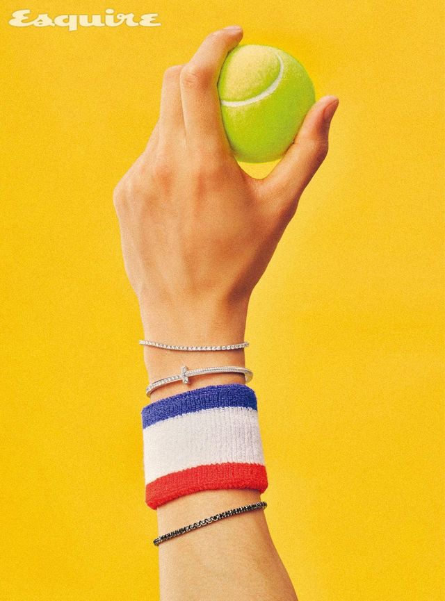 (위에서부터) 18K 화이트 골드에 다이아몬드를 세팅한 테니스 다이아몬드 브레이슬릿 가격 미정 타사키. 총 2.22캐럿의 18K 화이트 골드와 파베 다이아몬드로 완성한 티파니 T1 내로우 다이아몬드 힌지드 뱅글 가격 미정 티파니. 화이트 골드에 블랙 다이아몬드를 세팅한 루체 테니스 브레이슬릿 가격 미정 다미아니.