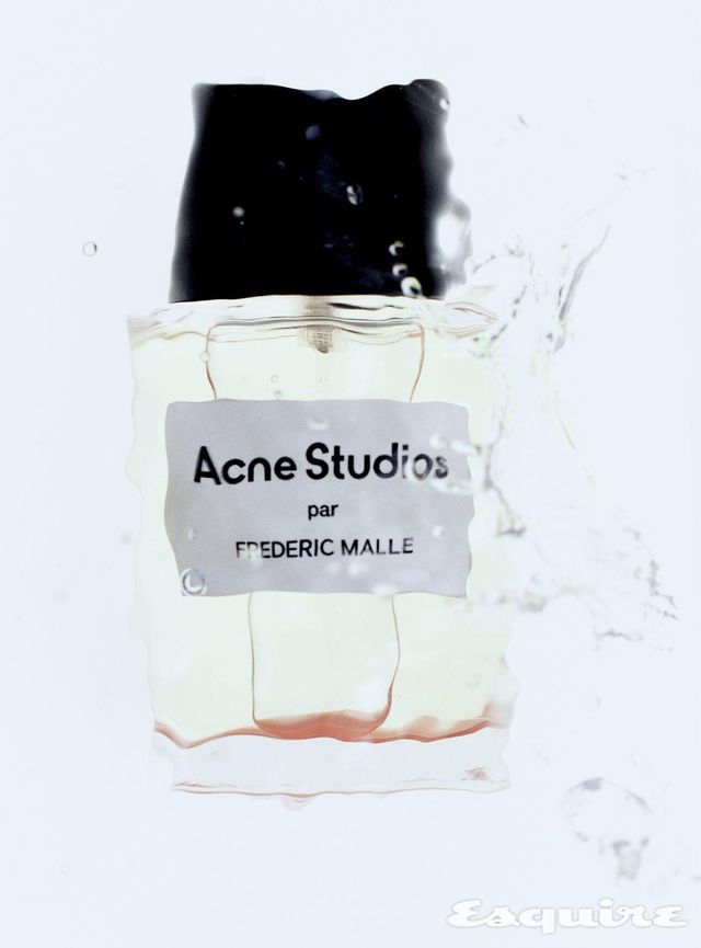 깨끗한 알데히드 향과 바닐라, 복숭아 껍질 향이 어우러진 아크네 스튜디오 파 프레데릭 말 100mL/50만3000원 프레데릭 말.