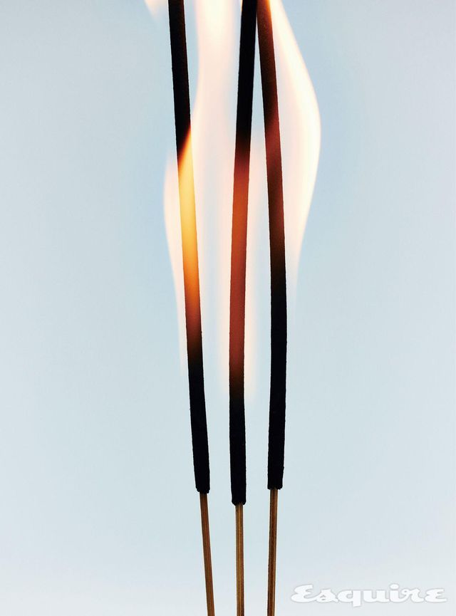 파도의 내음을 닮은 유칼립투스와 시솔트 향이 여름 바다를 떠오르게 하는 골드코스트 인센스 스틱 24g/1만8000원 피에프캔들.