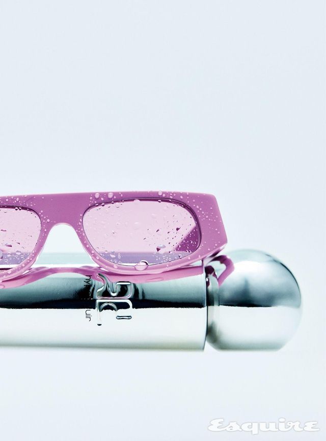 알싸한 페퍼민트로 시작해 바닐라로 부드럽게 마무리되는 하이퍼 머스크 오 드 퍼퓸 100mL/35만9000원 꾸레쥬. 선글라스 가격 미정 구찌.