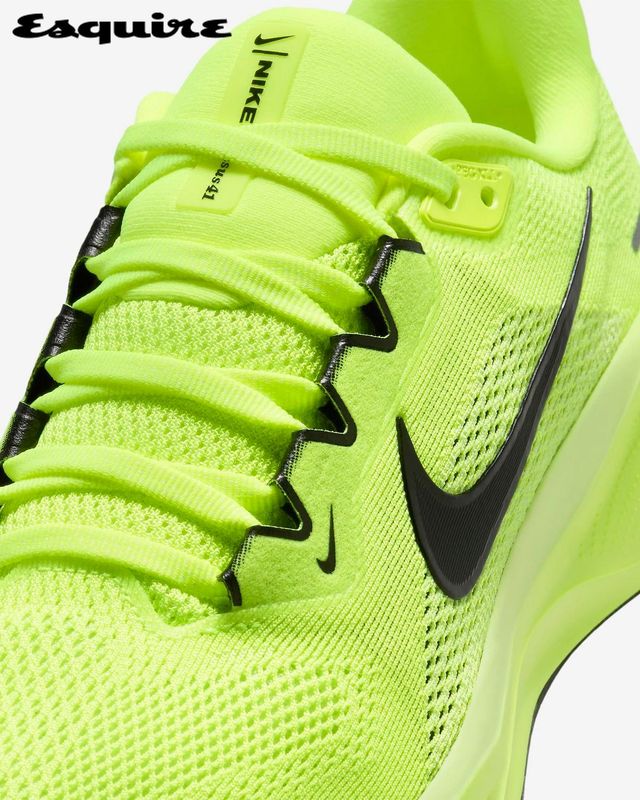 발 전체를 감싸는 다이내믹 미드풋 핏 시스템을 적용했다.