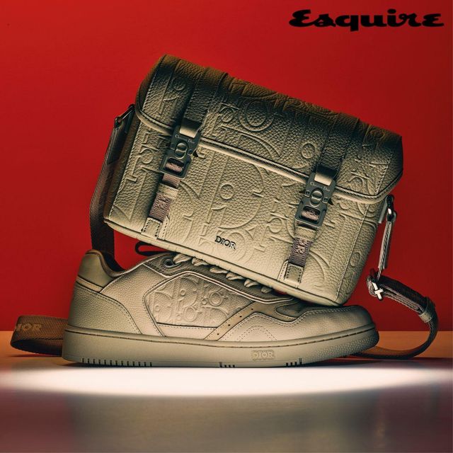 베이지 디올 그래비티 힛 더 로드 플랩 스트랩 백, B27 스니커즈 모두 가격 미정 디올 맨.